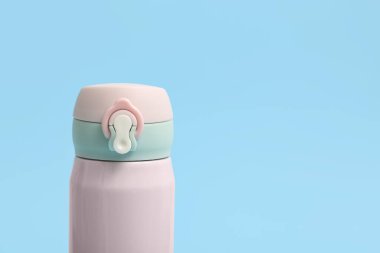 Mavi arkaplanda modern pembe termos