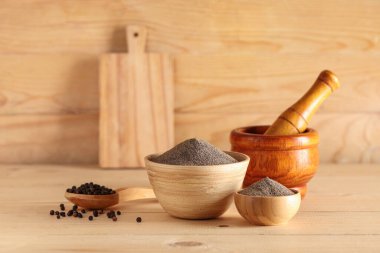 Kara biber tozu ve ahşap kaplamalı havan topu kaseleri.