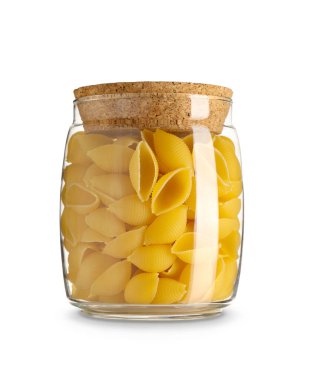 Beyaz zemin üzerinde çiğ koni makarna ile kavanoz