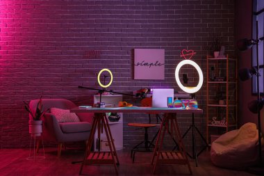 Blog yazarının iş yeri, koltuğu ve raf üniteleri olan karanlık ofisin içi