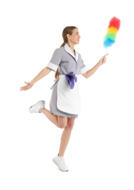 Beyaz arka planda pp-toz bezi olan güzel oda hizmetçisi.