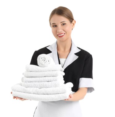 Beyaz arka planda havluları olan güzel oda hizmetçisi.