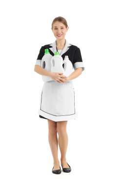 Beyaz arka planda deterjanları olan güzel bir oda hizmetçisi.