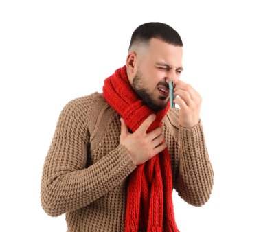 Beyaz arka planda mandalı olan genç bir adam. Sıkıcı burun konsepti