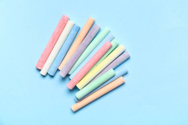 Mavi arkaplanda renkli tebeşirler