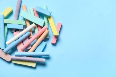 Mavi arkaplanda renkli tebeşirler