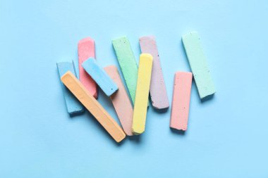 Mavi arkaplanda renkli tebeşirler