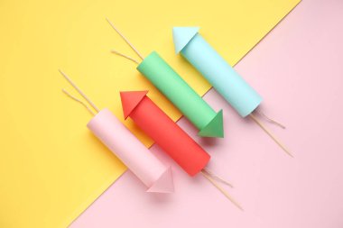 Renkli arka planda havai fişekler