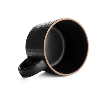 Beyaz arkaplanda boş siyah seramik bardak