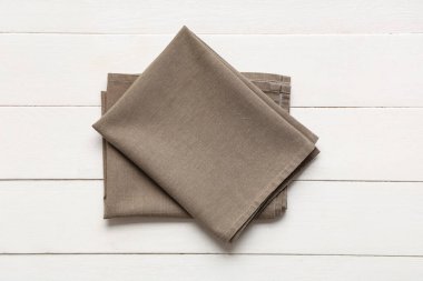 Kahverengi peçete beyaz ahşap arka planda