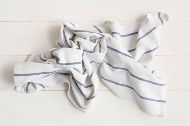 Beyaz ahşap arka planda çizgili peçete