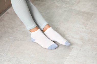 Çoraplı ve taytlı kadın bacakları evde ısıtmalı.