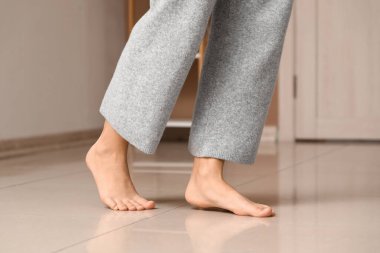 Çıplak ayaklı kadın pantolonu ve evde ısıtma sistemi var.