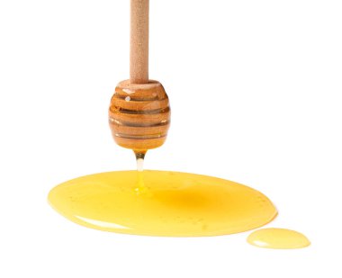 Tahta kaplama ve dökülen bal beyaz arka planda izole edilmiş.