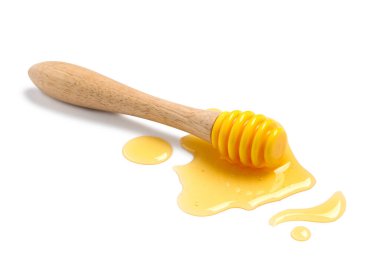 Tatlı bal ve dipper döküldü beyaz arka planda izole