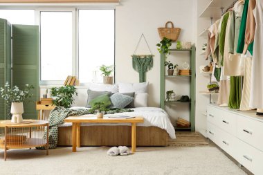 Büyük gardırobu ve rahat yatağı olan modern yatak odası.