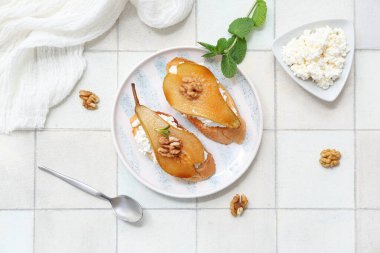 Beyaz fayanslı fındık ve ricotta peynirli armut bruschetta tabağı.