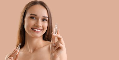 Güzel genç bir kadın bej arka planda ampul taşıyor ve mesaj için yeri var. Cilt bakımı kavramı 