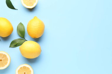 Mavi arka planda taze limonlu kompozisyon