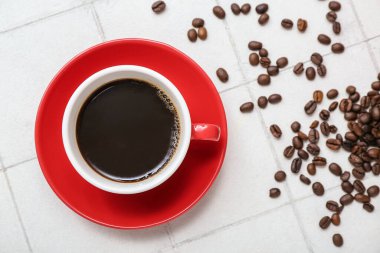Beyaz fayanslı bir fincan sıcak espresso.