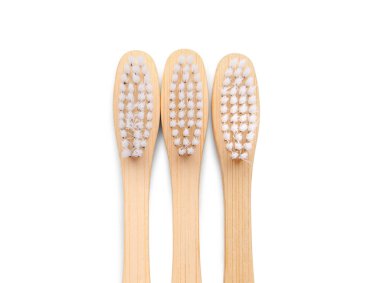 Beyaz arka planda bambu diş fırçaları