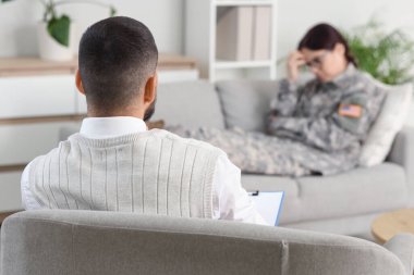 Travma sonrası stres bozukluğu olan erkek psikolog ve kadın asker.