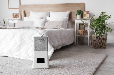 Modern hava nemlendirici halının üzerinde, hafif yatak odasının içinde.