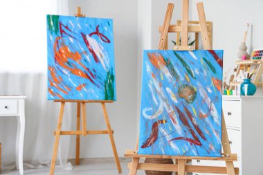 Atölyedeki resim sehpaları