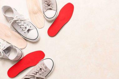 Açık arkaplanda ortopedik tabanlı ayakkabılar ve metin için boşluk