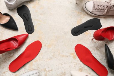 Açık arkaplanda ortopedik tabanlı farklı ayakkabılar ve metin için boşluk