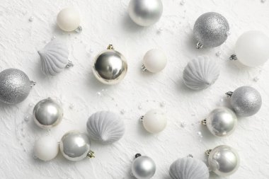 Beyaz grunge arka planda boncuklu gümüş Noel süsleri