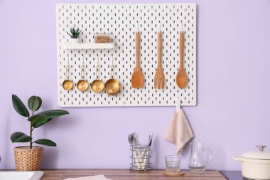 Şık mutfaktaki leylak duvarda asılı olan ahşap kaplama, yakın plan.