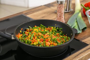 Mutfakta fırında sebzeli kızartma tavası.