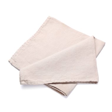 Beyaz arkaplanda izole edilmiş bej katlanmış peçete