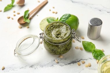 Mermer kaplamalı lezzetli pesto sosu kavanozu.