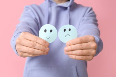 Pembe arka planda gülümseyen adam, yakın plan. Anket konsepti