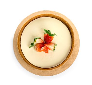 Beyaz arka planda çilekli ve naneli vanilyalı cheesecake.