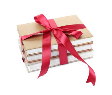 Beyaz arkaplanda kırmızı kurdeleli kitap yığını