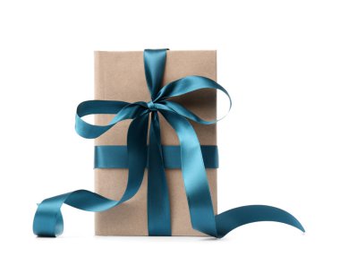 Beyaz arkaplanda mavi kurdeleli kitap yığını