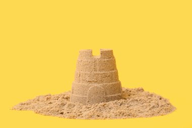 Sarı arka planda güzel kumdan kale