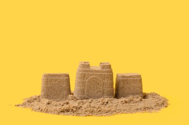 Sarı arka planda güzel kumdan kale
