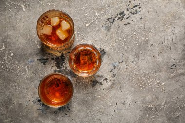 Gri grunge arka planda soğuk rom bardakları