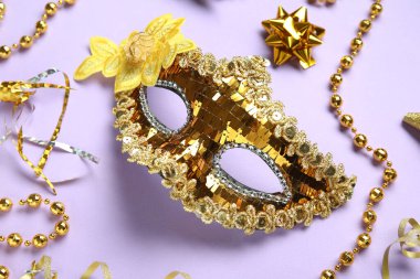 Güzel altın karnaval maskesi ve arkaplanda boncuklar