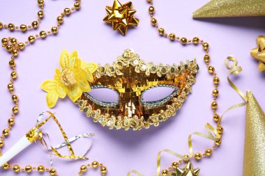 Güzel altın karnaval maskesi ve arkaplanda boncuklar