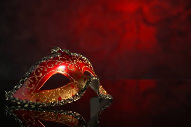 Koyu kırmızı arka planda güzel bir karnaval maskesi