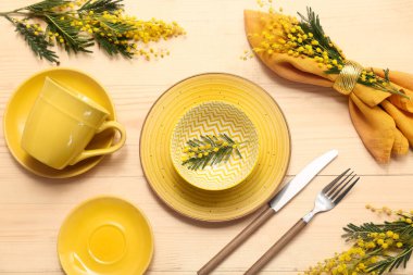 Ahşap arka planda Mimoza çiçekleri ile güzel masa ayarı