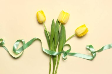 Güzel sarı lale çiçekleri ve renk arkaplanda kurdele