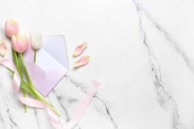 Beyaz arka planda taç yaprakları ve zarfı olan güzel lale çiçekleri.