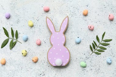 Paskalya tavşanı ile kompozisyon, gri grunge arka planda yumurta ve dallar