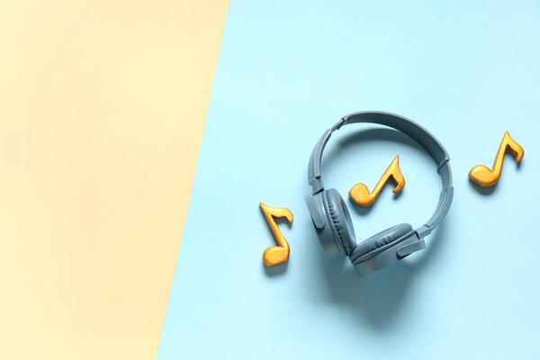 Composición Con Auriculares Notas Musicales Decorativas Sobre Fondo Color — Foto de Stock